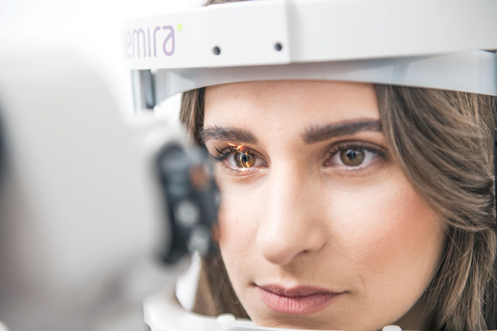 Person genomgår synkorrigering