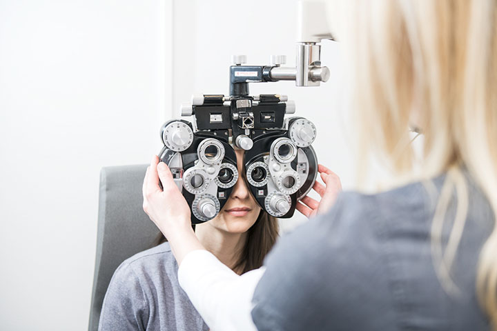 Vi mäter ditt synfel och kontrollerar att din syn är stabil.