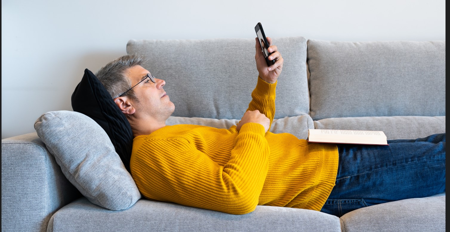 Person som läser på mobilen i en vardagssituation