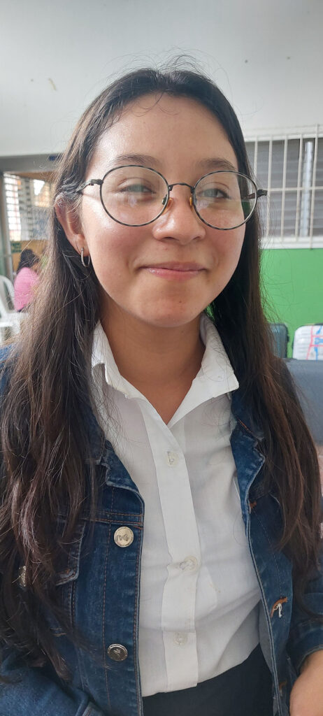 Kvinna med glasögon på sig. Vison for all 2025, El Salvador. 